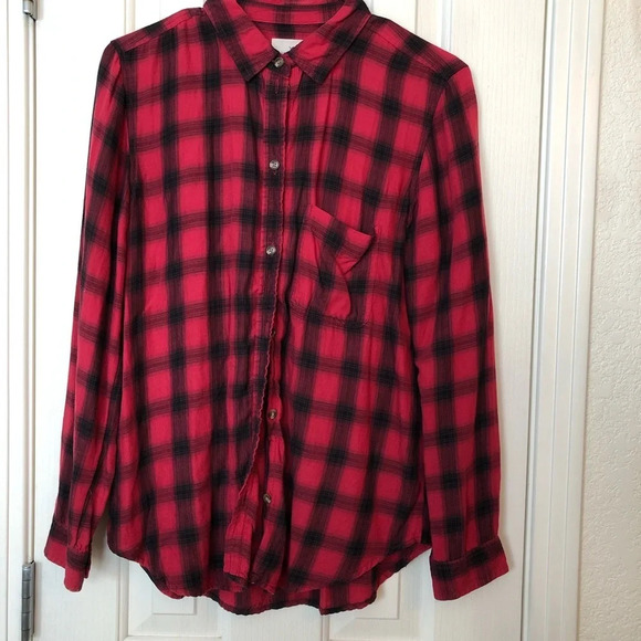 American Eagle Women’s M Medium Boyfriend Fit Flannel Red Checked Button Up - Picture 1 of 4